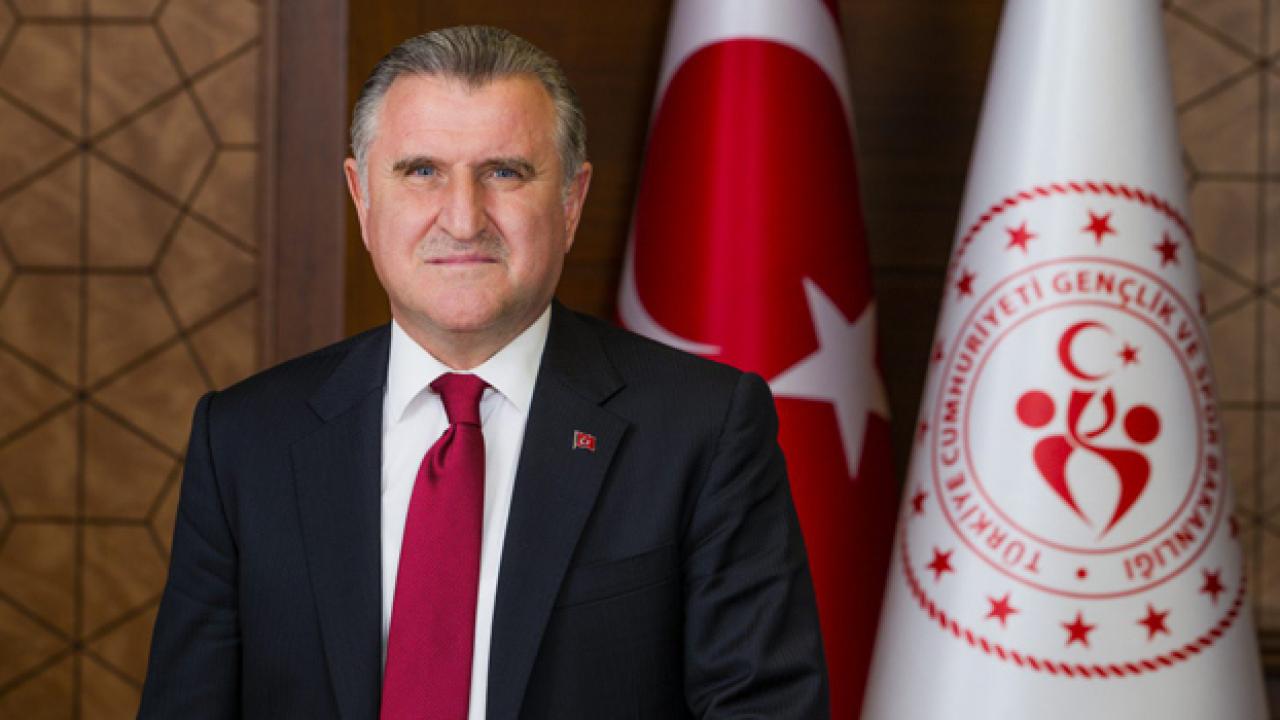 Bakan Bak, milli yüzücü Kuzey Tunçelli'yi tebrik etti