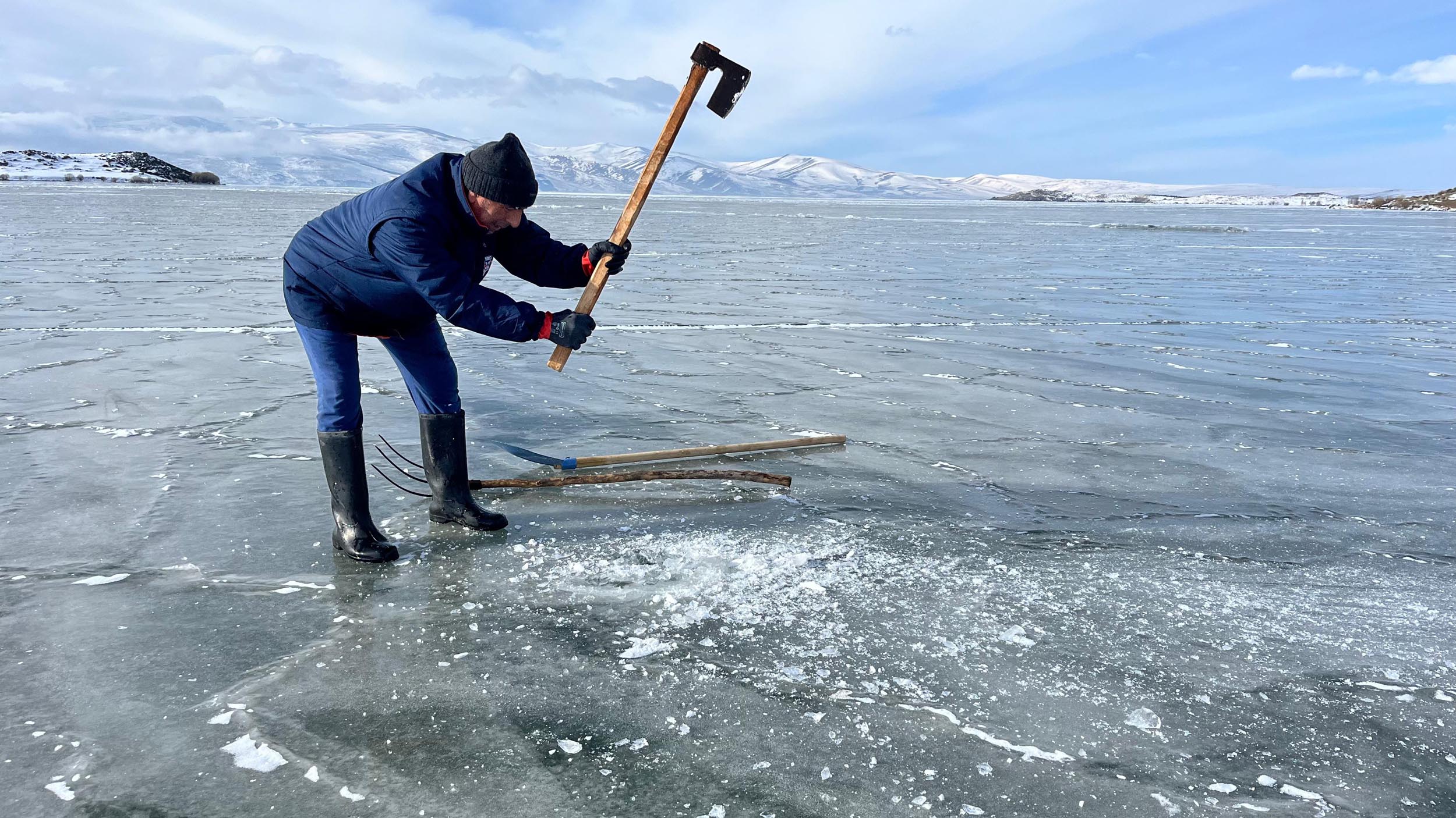 Çıldır Gölü'nde Eskimo tarzı 'vira bismillah'